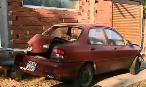 Мъж потроши колата на съседите си, кучето им лаело (СНИМКИ) - 1