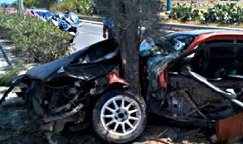 Млад шофьор се заби в дърво, автомобилът - на две части - 1