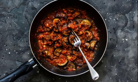 Рецепта за вечеря: Патладжани с доматен сос и чесън - 1