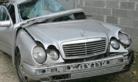 Деца откраднаха автомобил в Благоевградско, разбиха го в къща - 1
