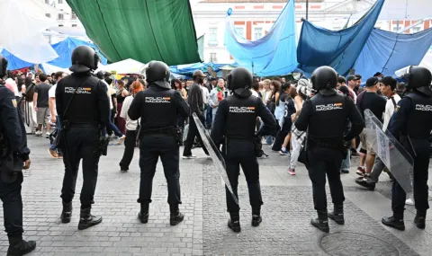 Three arrested after riots near Madrid camp - 1