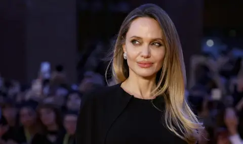 Анджелина Джоли заблестя в прозрачна сребриста рокля на премиерата на новия си филм (СНИМКИ) - 1