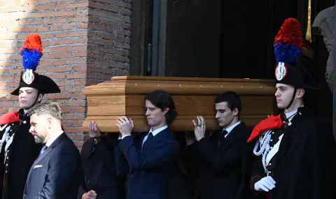 Приятели, близки и служители изпратиха италианския моден дизайнер Валентино Гаравани - 1