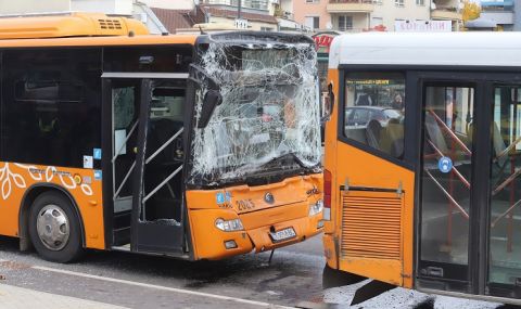 Катастрофа между 2 автобуса на градския транспорт в София, има пострадали пътници - 1