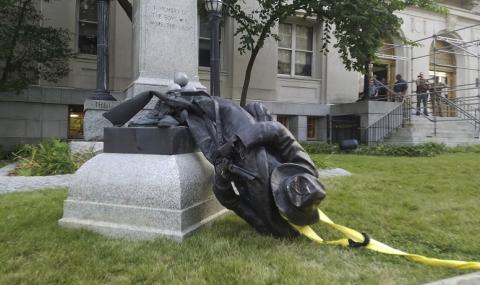 В САЩ събориха статуя на Конфедерацията (ВИДЕО) - 1