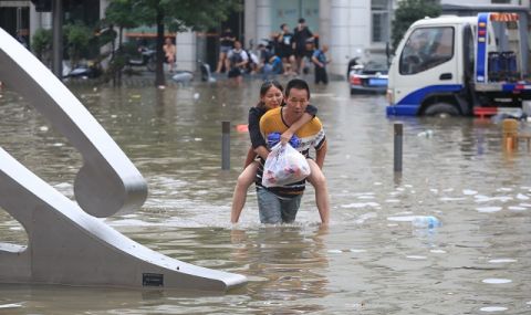 Потоп удари Китай! 200 000 души са евакуирани (ВИДЕО) - 1