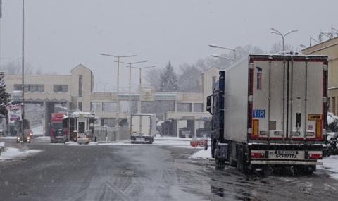 Гърция затвори границата за ТИР-ове заради снеговалеж - 1
