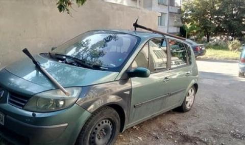 Забиха две кирки в автомобила на ректора на ТУ-Варна - 1
