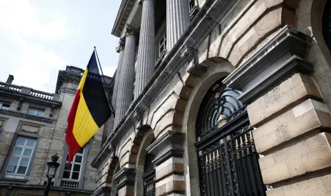 Knife-wielding attacker tries to break into Belgian government building  - 1