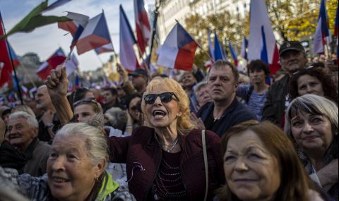 Хиляди протестиращи поискаха преки преговори с Русия - 1