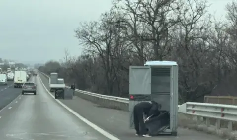 Химически тоалетни паднаха от камион на АМ „Тракия“ - 1