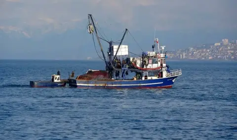 Турски риболовен кораб потъна след атака в Черно море, загина моряк - 1
