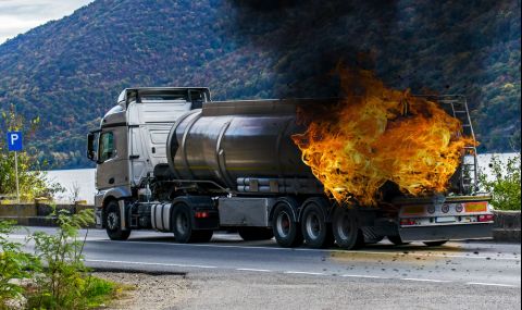 Цистерна с гориво се блъсна в надлез и предизвика голям пожар в Мексико - 1