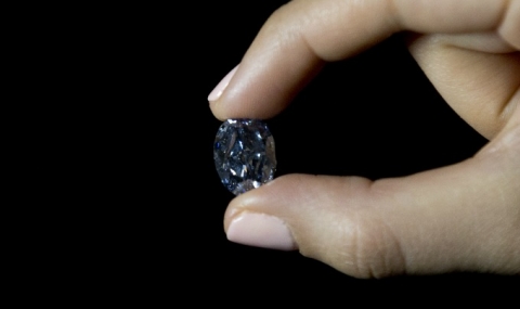 Рядък син диамант отива на търг за милиони - 1