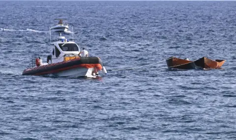 Лодка с десетки мигранти изчезна в Средиземно море - 1