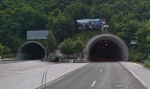 Тежкотоварен камион аварира в тунел на АМ &quot;Хемус&quot; - 1
