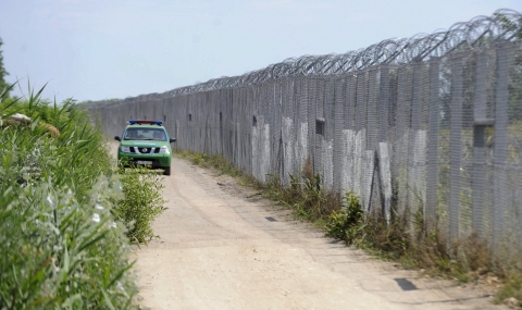 Унгария стои втора стена по границата със Сърбия - 1