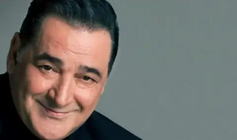 Почина гръцкият певец Василис Карас - 1