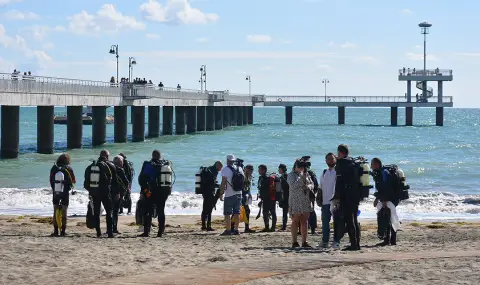 Водолази от цялата страна се включиха в почистването на морското дъно около Мостика в Бургас - 1