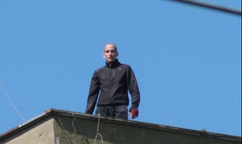 Затворник заплашва да скочи от покрива - 1