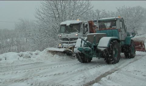 Сняг затрупа пътя Батак-Доспат, спират камионите - 1