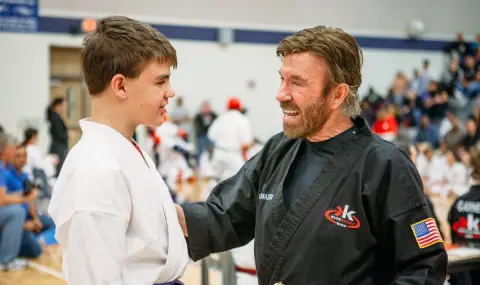 Как Чък Норис спаси хиляди деца от улицата - 1