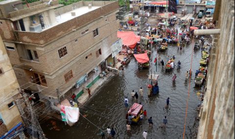 Над 1000 са жертвите на наводненията в Пакистан - 1