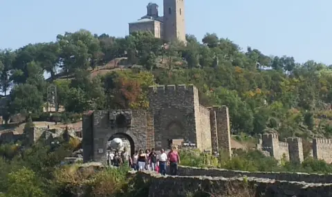 Огромен камък се откъсна от крепостта Царевец и падна върху такси - 1