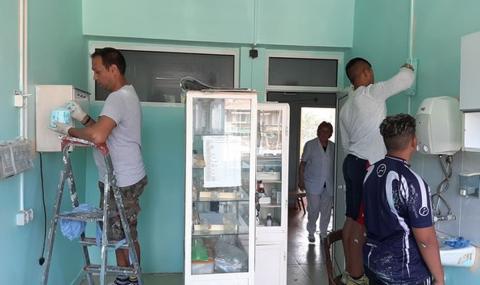 Цигани доброволно ремонтираха детското отделение на болницата в Средец - 1