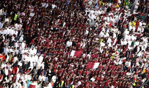 Голяма част от феновете на Катар напуснаха стадиона на полувремето - 1