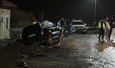 Продължава издирването на шофьора, блъснал пет коли и автобус след гонка с полицията в Бургас - 1