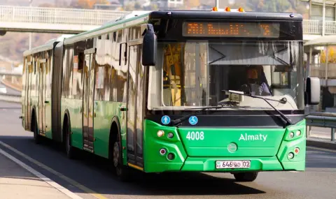 Трима загинаха след като автобус се вряза в спирка в Алмати - 1