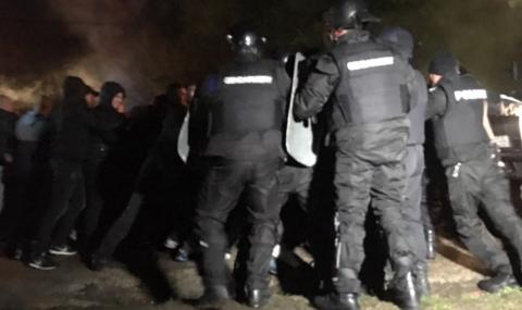 Сблъсъци между протестиращите и жандармерията в Габрово (ВИДЕО + СНИМКИ) - 1