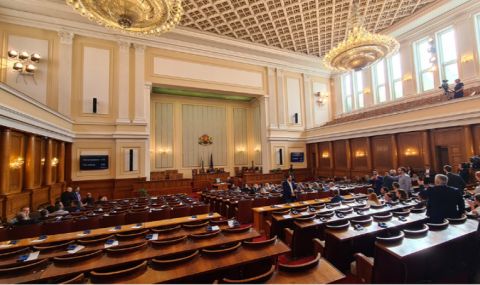 Продължава гледането на актуализацията на бюджета в НС - 1