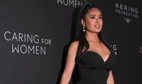 Салма Хайек прикова всички погледи с дръзко деколте на благотворително събитие (ВИДЕО) - 1