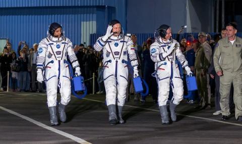 Трима астронавти се завърнаха на Земята - 1
