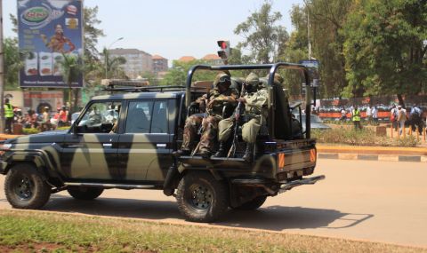 Екстремисти убиха десетки при нападение срещу училище в Уганда - 1