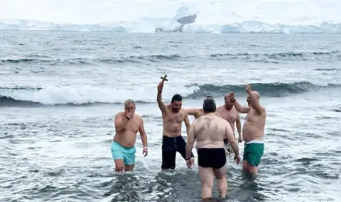 Александър Найденов извади кръста от ледените води на Антарктида