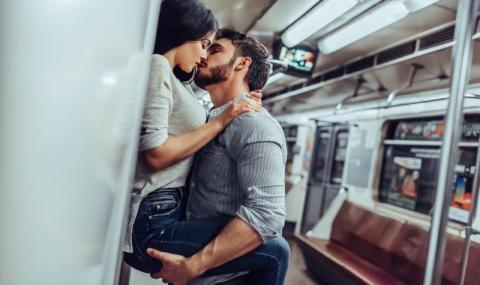 Безсрамна двойка се награби за секс в метрото (ВИДЕО) - 1