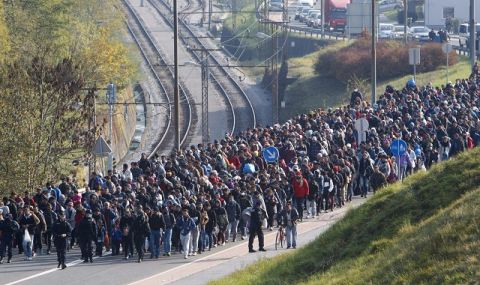 Блокирани в Босна и Херцеговина мигранти: "Не сме животни" - 1