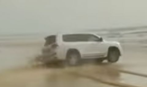Land Cruiser показа защо не е добра идея да се „дрифти“ на плаж (ВИДЕО) - 1