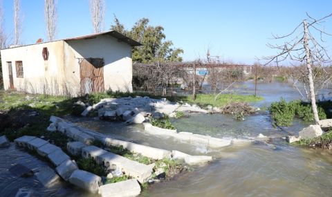 Най-малко петима загинали при наводнения в Южна Турция - 1