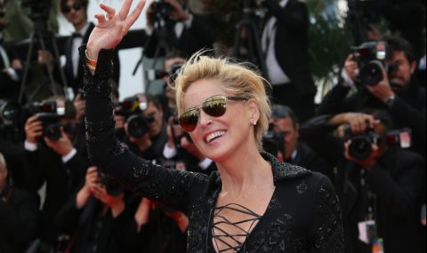 63-годишната Шарън Стоун посрещна лятото по бански пред дома си (СНИМКА) - 1