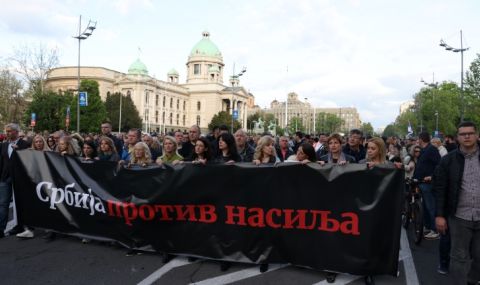 Десетки хиляди в Белград призоваха Вучич да се оттегли - 1