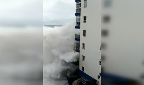 Огромни вълни отнесоха балкони в Тенерифе (ВИДЕО) - 1