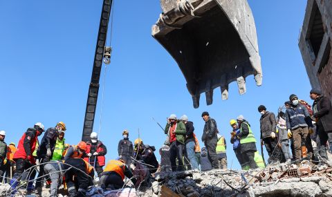 Двама души спасени в Турция 11 дни след земетресението - 1