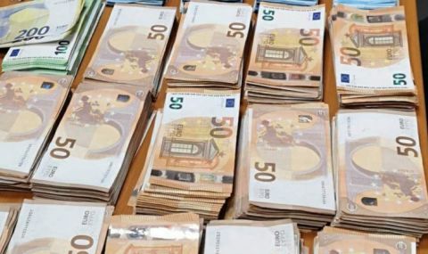 Митничари задържаха контрабандна валута за над 400 000 лв. по Коледа - 1