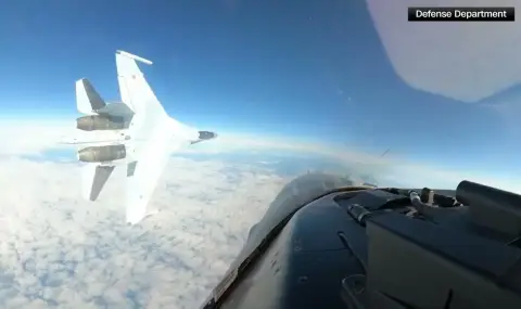 American Boeing P-8 Poseidon narrowly approached a Russian Su-35 in the Mediterranean Sea  - 1