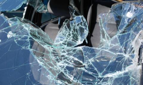 Кола изхвърча от пътя на АМ "Струма" - 1