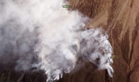 Стотици пожарникари се борят с пожар на Килиманджаро - 1